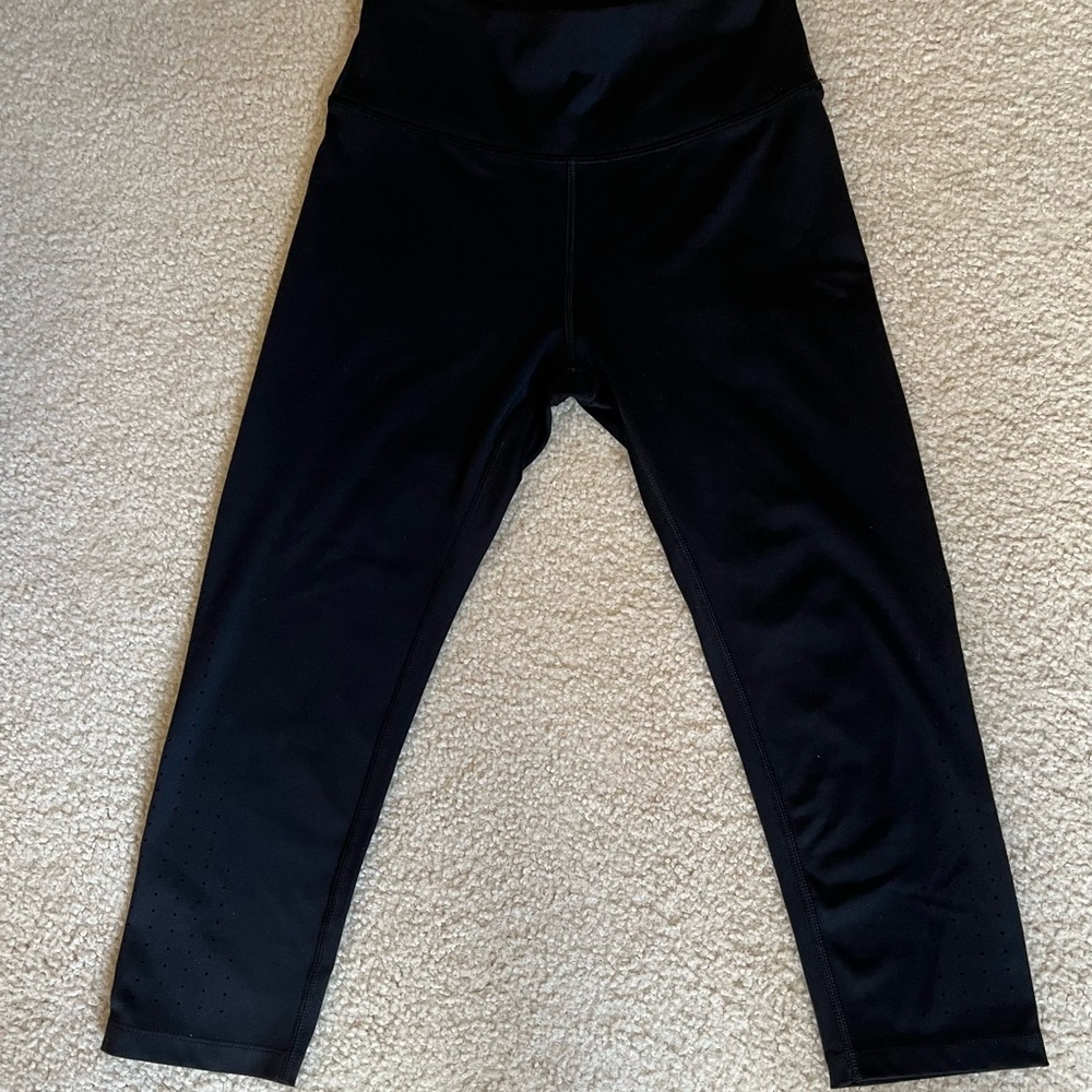 Victoria’s Secret Black Capri Leggings with ventilation in legs Size Small